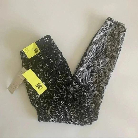 NWT All in Motion High Rise 7/8 Legging Black & White Patterned Size Small - Picture 1 of 8